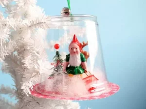 สิ่งประดิษฐ์จากแก้วพลาสติกใส